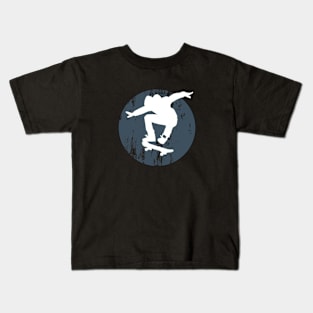 Grunge Urban Skateboarder Graffiti Style - White Silhouette with Blue / Grey Background Kids T-Shirt